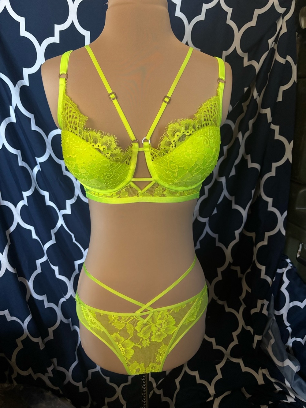Honey Birdette Vanessa NWOT Neon Yellow set 34DDD/F Bra & L thong